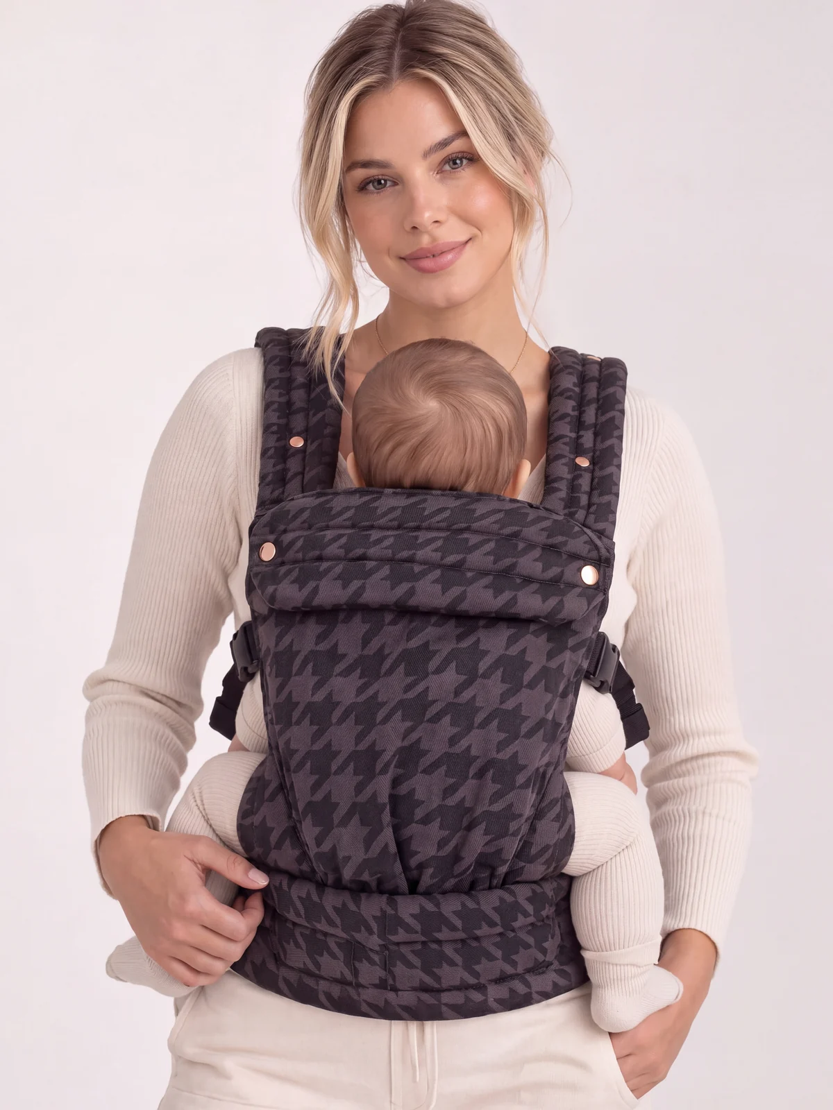 Parent wearing the Philipa Carrier in Onyx with a baby facing inward